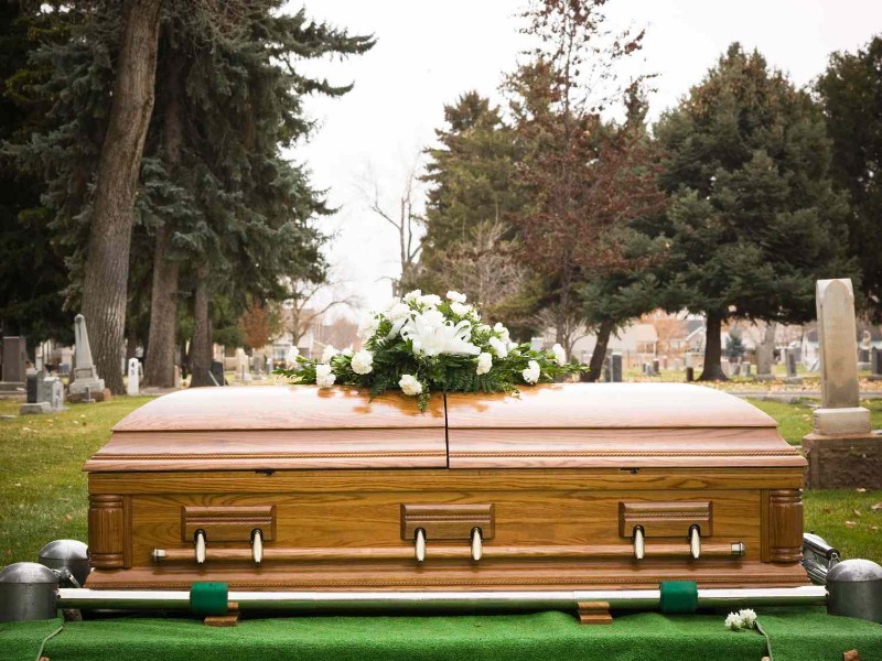 funeral-coffin-at-cemetary-2000-3d27e8be5cbf4032893fb4f8a78fe3cb