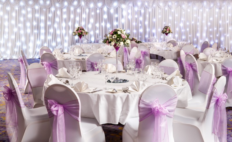 Mercure-London-Watford-Hotel-Halliwell-Suite-wedding-breakfast-purple-04-lr-030418